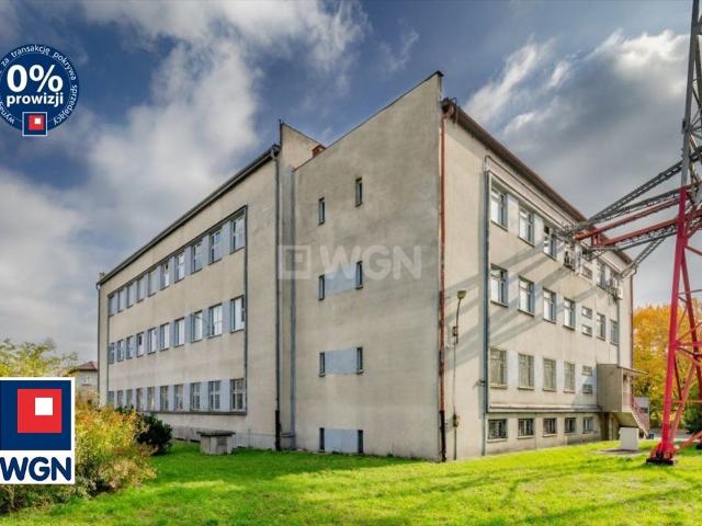 Nieruchomość biurowa 3 800 m2 z miejscami postojowymi