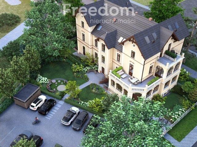 Na sprzedaż przestronna willa z pozwoleniem na przebudowę