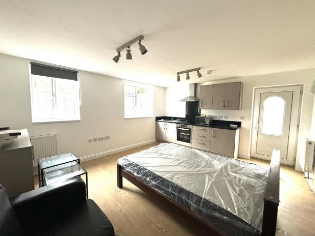 Nigel Avenue, BIRMINGHAM, B31 Studio to rent £750 pcm £173 pw