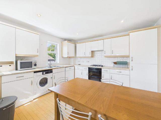 Nightingale Walk, Windsor, Berks, SL4 2 bed apartment to rent £1,950 pcm £450 pw