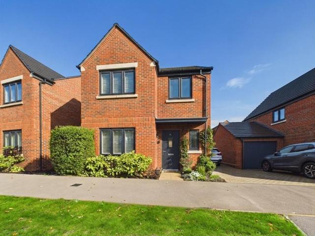 Nightingale Avenue, Ottershaw. 3 bed detached house to rent £2,600 pcm £600 pw