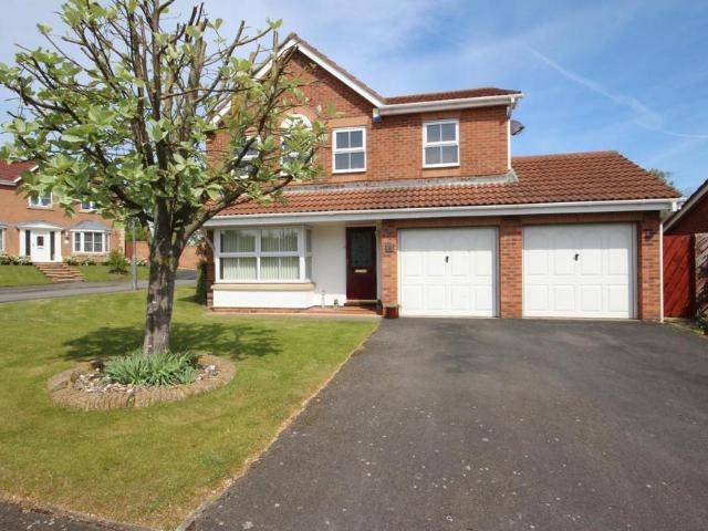 Nightingale Close, Spinnakers Reach. 4 bed detached house to rent £1,250 pcm £288 pw