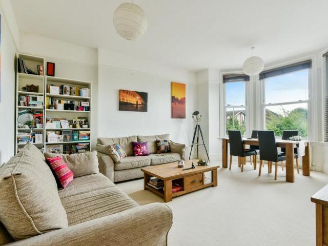 Nightingale Lane, London, SW12 1 bed house to rent £2,250 pcm £519 pw