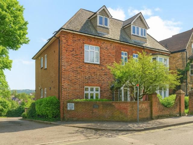 Nightingale Road Guildford GU1 2 bed apartment to rent £1,700 pcm £392 pw