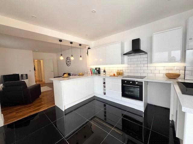 Nightingale Road, Hampshire PO5 2 bed flat to rent £1,350 pcm £312 pw