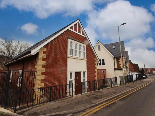 Nightingale Road, Hitchin, SG5 3 bed apartment to rent £1,595 pcm £368 pw