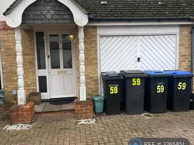 Nightingale Shott, Egham, TW20 1 bed in a house share to rent £775 pcm £179 pw