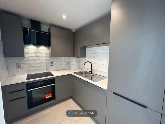 Nightingales, Bishop's Stortford CM23, 2 bed flat to rent, £1,600 pcm | PrimeLocation