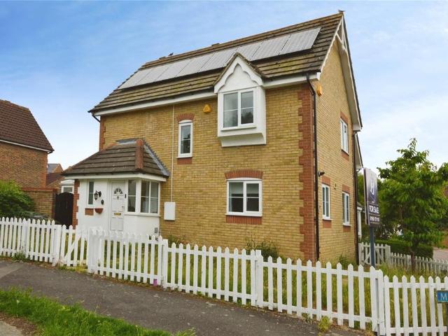 Nightingales, Langdon Hills. 3 bed link detached house to rent £2,350 pcm £542 pw