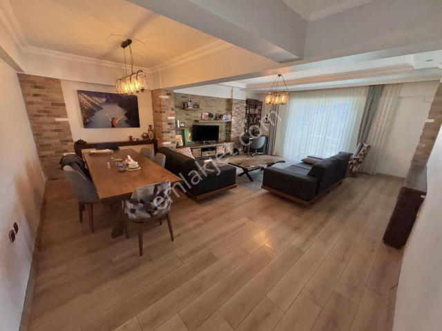 Nilüfer Emlak'tan Ana Caddede 120m2 Asansörlü 2+1 Satılık Arakat
