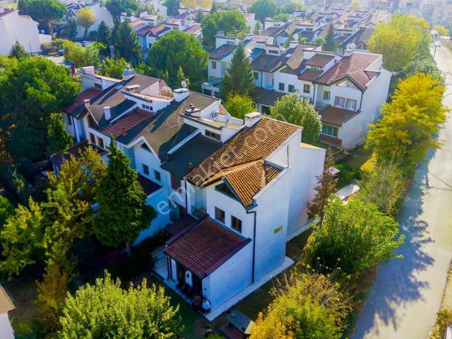 Nilüfer İhsaniye Akkent Sitesinde 5+1 İçi Yapılı Bahçeli Villa