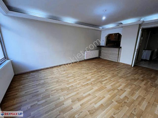 Nil Karkin'den Mithatpaşada Satılık Daire