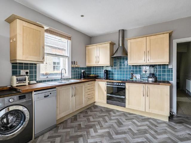Niton Street, Crabtree Estate. 3 bed flat to rent £5,625 pcm £1,298 pw