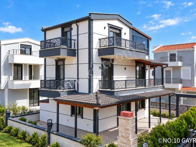 No:10’dan İskele’de Tam Müstakil, Geniş Bahçeli, 6 Balkonlu Modern 4+1 Tripleks Villa