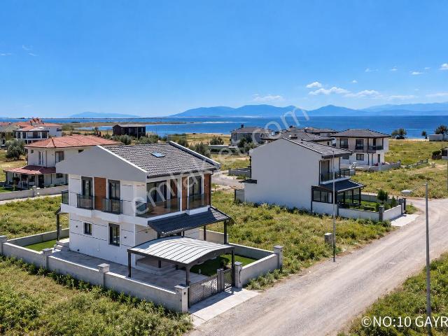 No:10 Gayrimenkul’den 210 M² Arsalı, Tam Müstakil, Kapalı Otoparklı, Geniş Teraslı 3+1 Dubleks Villa
