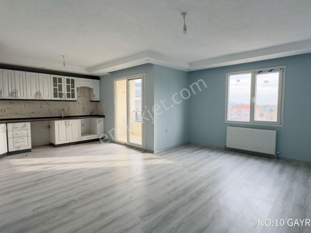 No:10 Gayrimenkul’den – Cadde Üstü, Ön Cephe, En Üst Kat 2+1 90 M² Açık Mutfak