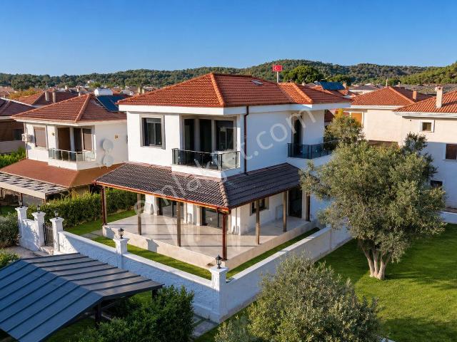 No:10 Gayrimenkul’den Ayvalık Sefa Çamlık'ta 310m² Arsa İçinde Denize 800m 3+1müstakil Dubleks Villa