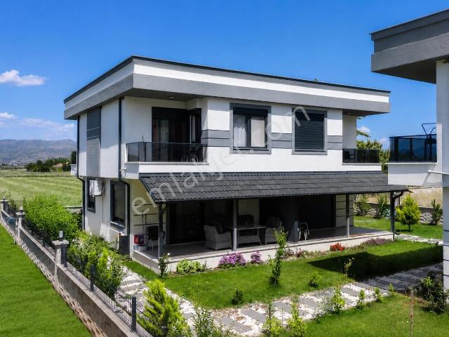 No:10 Gayrimenkul’den | Denize Girilebilen Bölgede | 3+1 Dubleks Villa | Butik Site İçerisinde