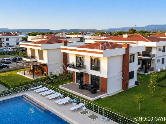No:10 Gayrimenkul’den Denize Sıfır, Havuzlu Site İçerisinde Havuz Başı Konumda 4+1 Geniş Villa