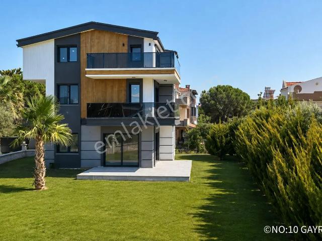 No:10 Gayrimenkul’den Denize Sıfır,450 M² Arsa İçerisinde,tam Müstakil,sıfır 4+1 Tripleks Villa!