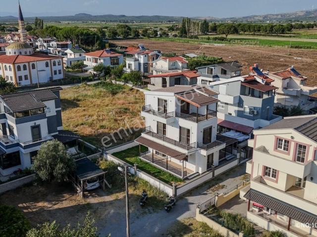 No:10 Gayrimenkul’den – Sahile Yakın, Oturuma Hazır, 4+1 Triplex, Teraslı, Balkonlu, Tam Üst Villa