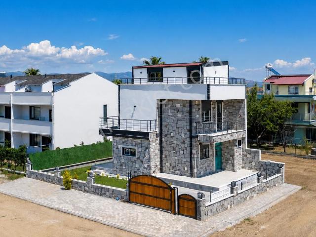 No:10 Gayrimenkul'den Denize Yürüme Mesafesinde Premium İşçilikli 3+1 Tripleks Villa