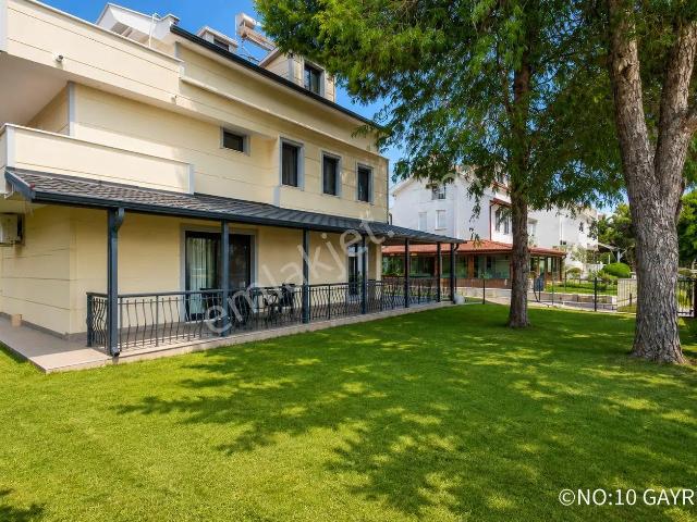No:10'dan En Prestijli Bölgesinde Plaja Sıfır Elit Site İçerisinde Tam Müstakil 5+1 Tripleks Villa!