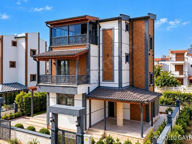 NO:10DAN İSKELEDE TAM MÜSTAKİL, GENİŞ BAHÇELİ, 6 BALKONLU MODERN 4+1 TRİPLEKS VİLLA