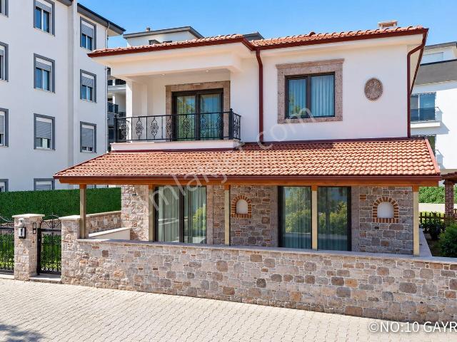 No:10gayrimenkul'den 460 M² Arsada, Müştemilatlı, Gerçek Taş Mimarili Tam Müstakil 4+1 Villa