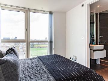 No 1 Building, Gunwharf Quays, PO1 2 bed flat to rent £2,250 pcm £519 pw