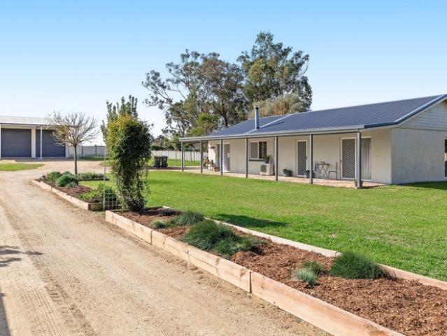 NO THROUGH ROAD, FOUR BEDROOMS & AN INCREDIBLE SHED