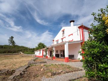 No topo de uma pequena elevação, numa zona com apenas alguma. 331m² Aboboreira, Mação e Penhascoso