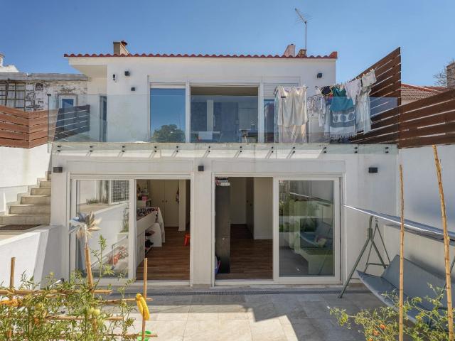 No Bairro da Bela Vista, no Afonsoeiro, esta moradia em band. 128m² Montijo e Afonsoeiro