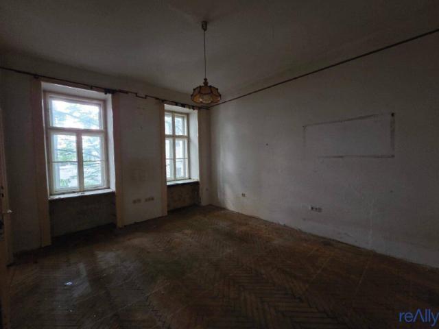 NO BRAINER FÜR INVESTOREN & KÜNFTIGE WOHNUNGSEIGENTÜMER: Kompakte Altbau Perle mit massivem Sanierungshebel!