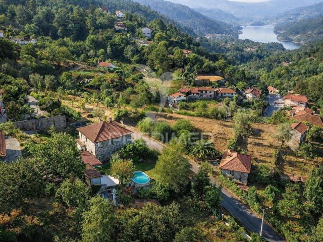 No coração do Gerês Moradia T4 com Jardim e Potencial para turismo