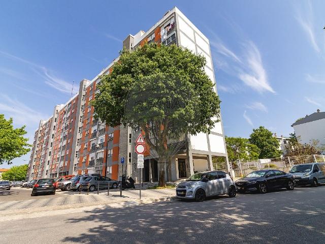 No coração dos Olivais, encontra este apartamento, T3, em bom estado de conservação