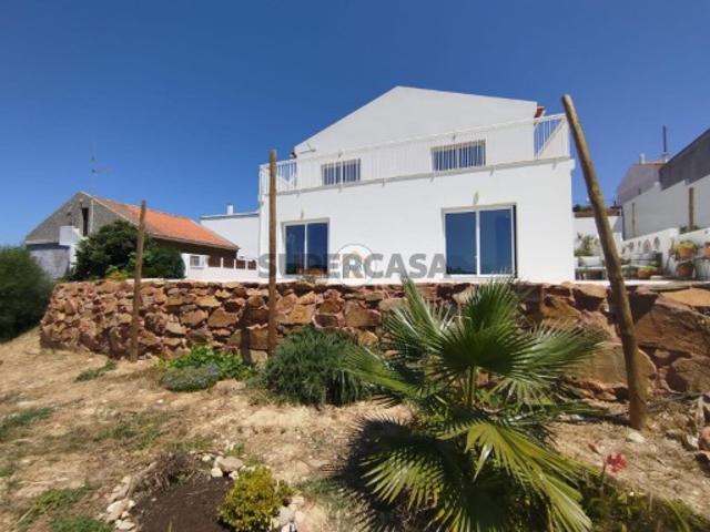 No coração de Aljezur, numa zona residencial tranquila e bem posicionada entre o campo e o mar