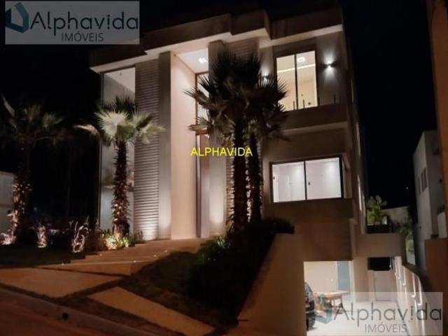 No coração de Alphaville, em um terreno de 744,00m², 994,91m² de puro charme, 3 pavimentos servidos