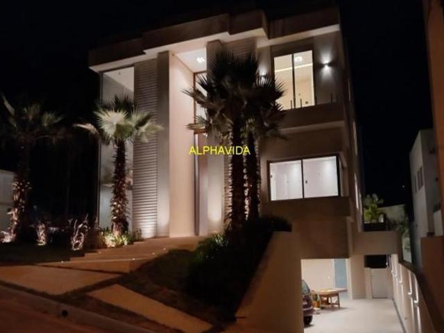 No coração de Alphaville, em um terreno de 744,00m², 994,91m² de puro charme, 3 pavimentos servidos