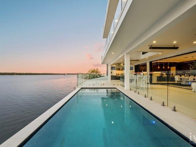 No Expense Spared, Extraordinary Broadwater Entertainer