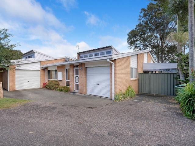 NO STRATA FEES, Spacious, Immaculate & Move In Ready!