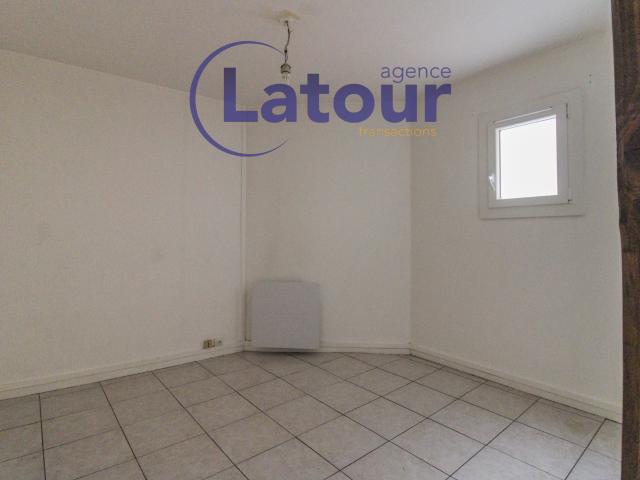 NONANCOURT. APPARTEMENT DEUX PIECES AVEC CAVE
