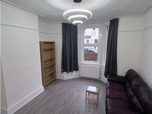 Walpole Road, Colliers Wood SW19, 1 bed flat to rent, £1,750 pcm | PrimeLocation