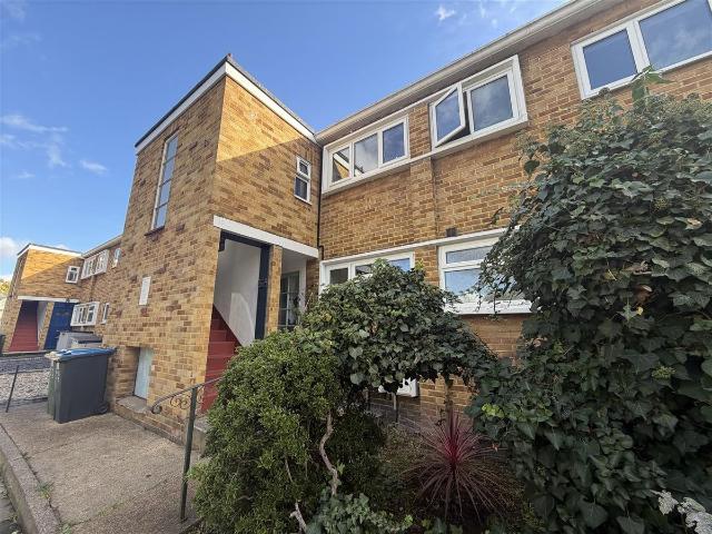 Dolphin Close, Surbiton KT6, 2 bed flat to rent, £1,900 pcm | PrimeLocation