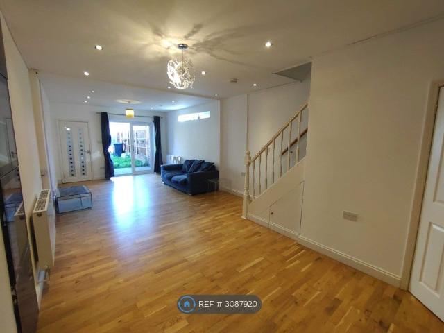 High St, Bedford MK40, 3 bed detached house to rent, £1,750 pcm | PrimeLocation