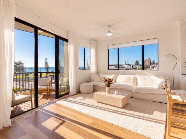 Nobby's Top Floor Beachside Pad with Ocean & Park Views