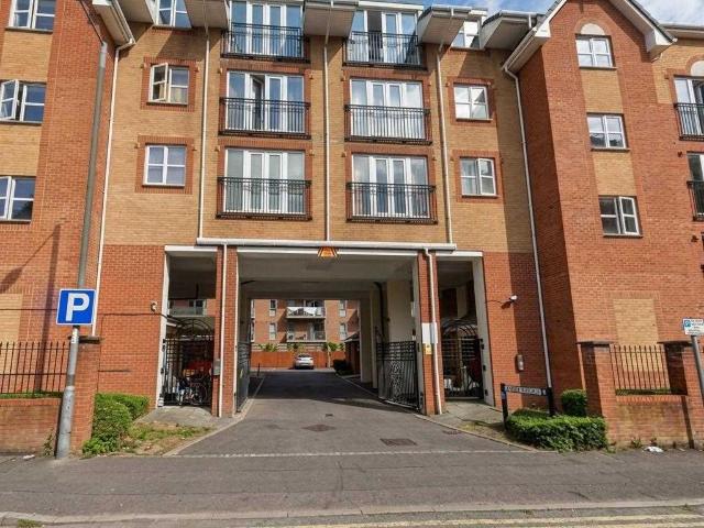 Noble Court, Slough 2 bed apartment to rent £1,550 pcm £358 pw