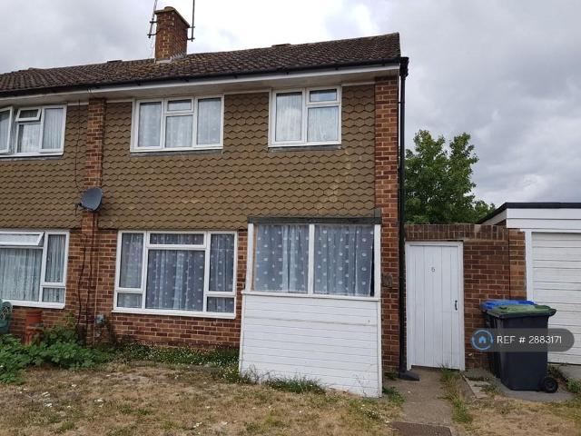 Nobles Way, Egham, TW20 5 bed semi detached house to rent £2,850 pcm £658 pw