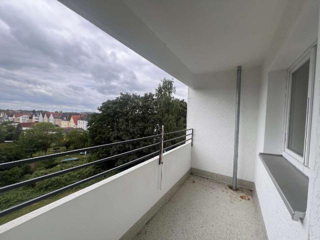 Noch in Renovierung: 3 Zimmer Wohnung mit Balkon in zentraler Lage