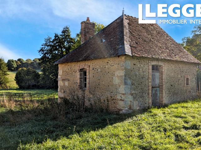 Nogent le Bernard, au calme et au bout du chemin, maison ancienne à restaurer, avec dépendance et belle vue.